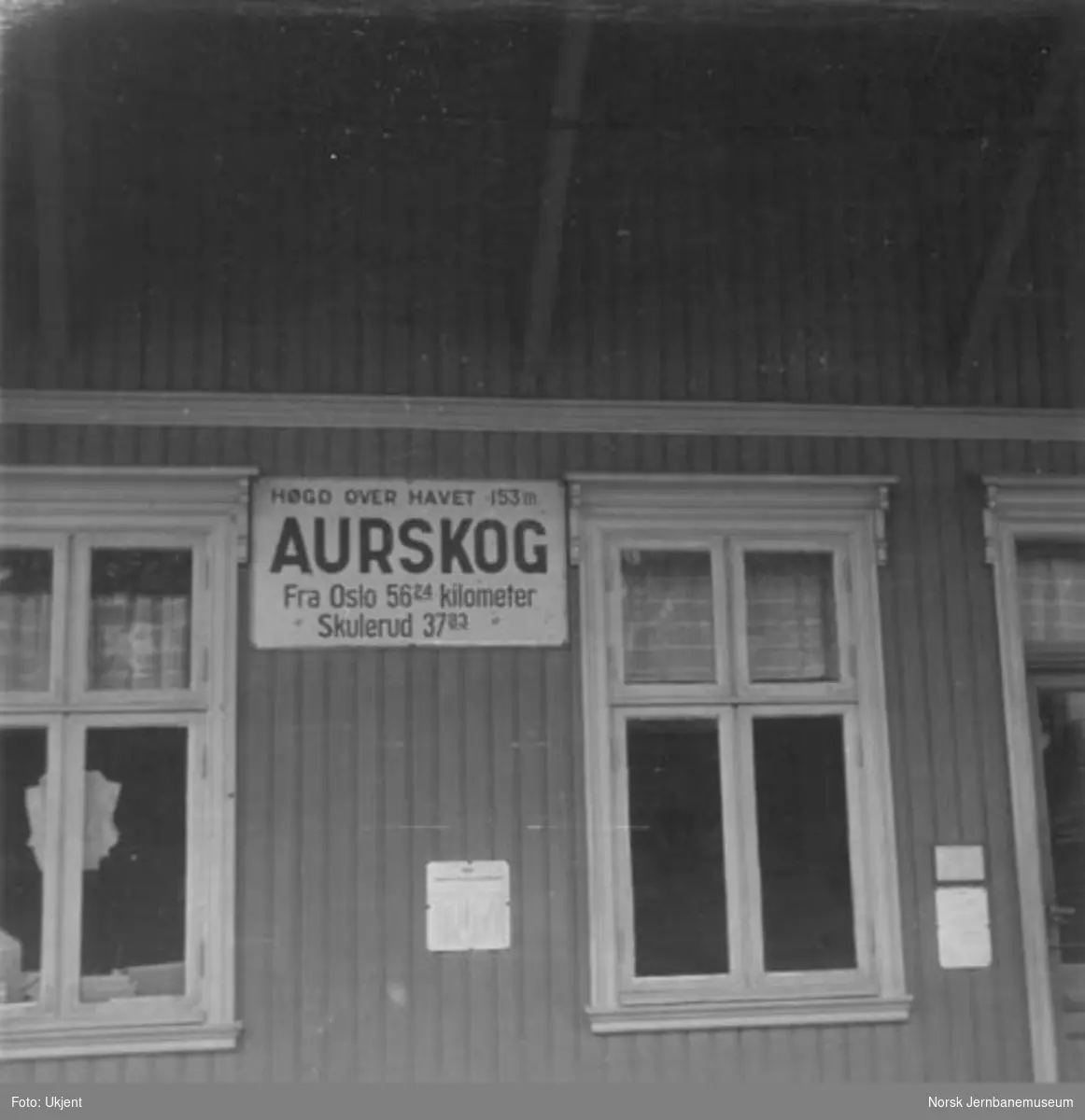 Aurskog stasjonsbygning, stasjonsskiltet