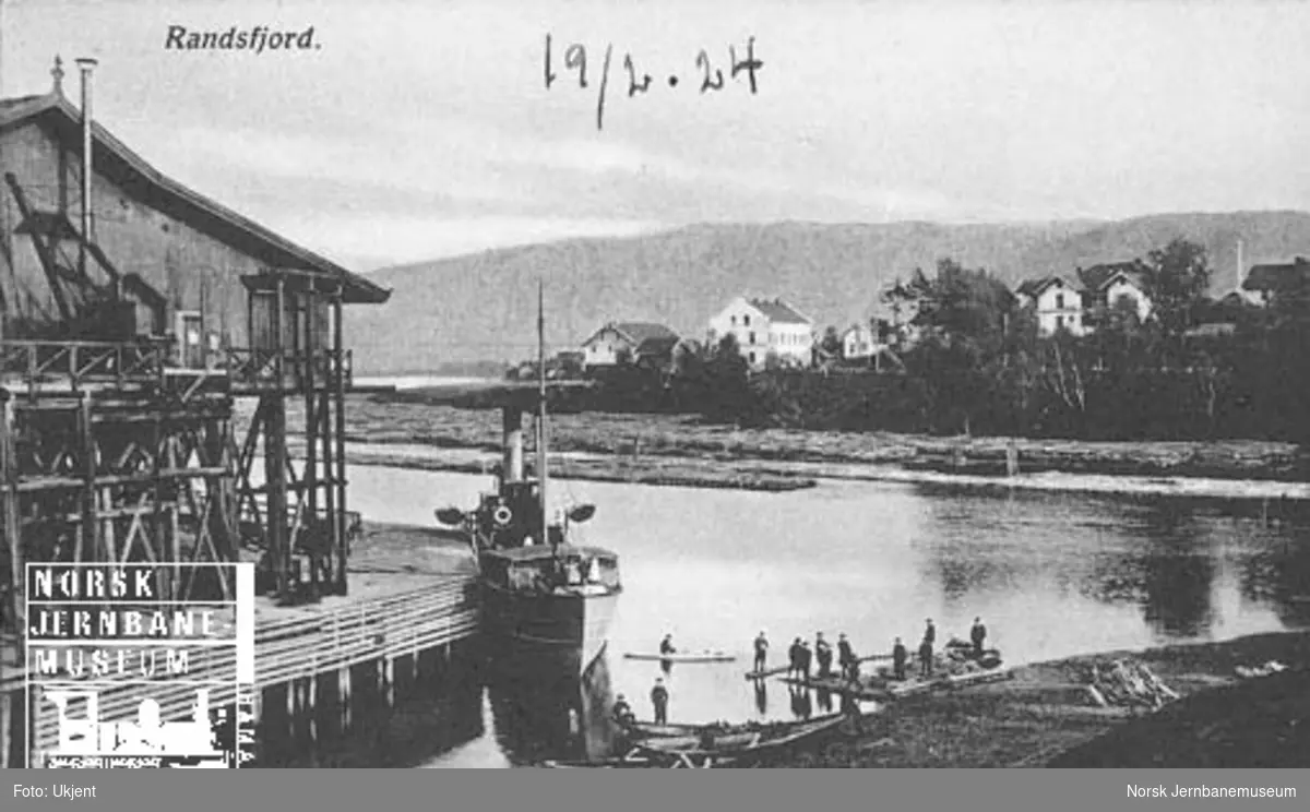 Dampbåt ved bryggen på Randsfjord stasjon