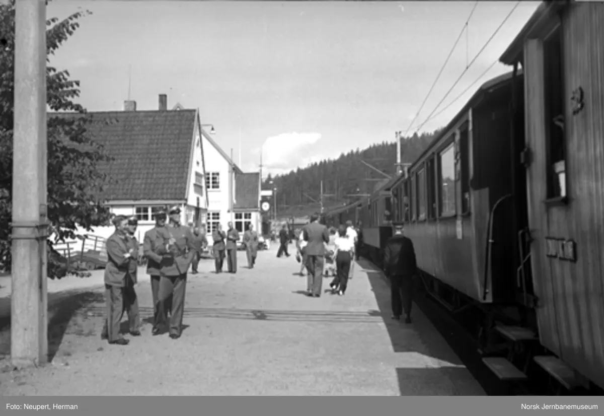 Persontog og reisende på Nordagutu stasjon Norsk Jernbanemuseum