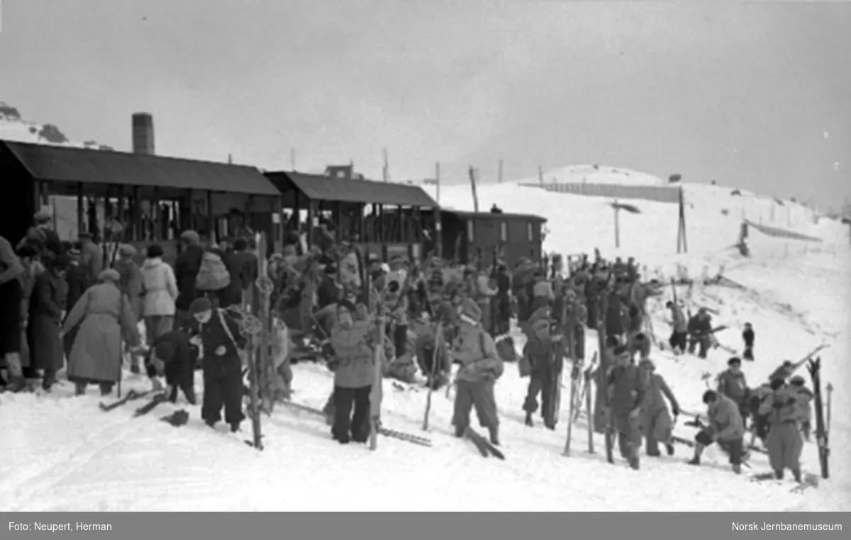 Skiturister ankommer Finse stasjon, utlasting av ski