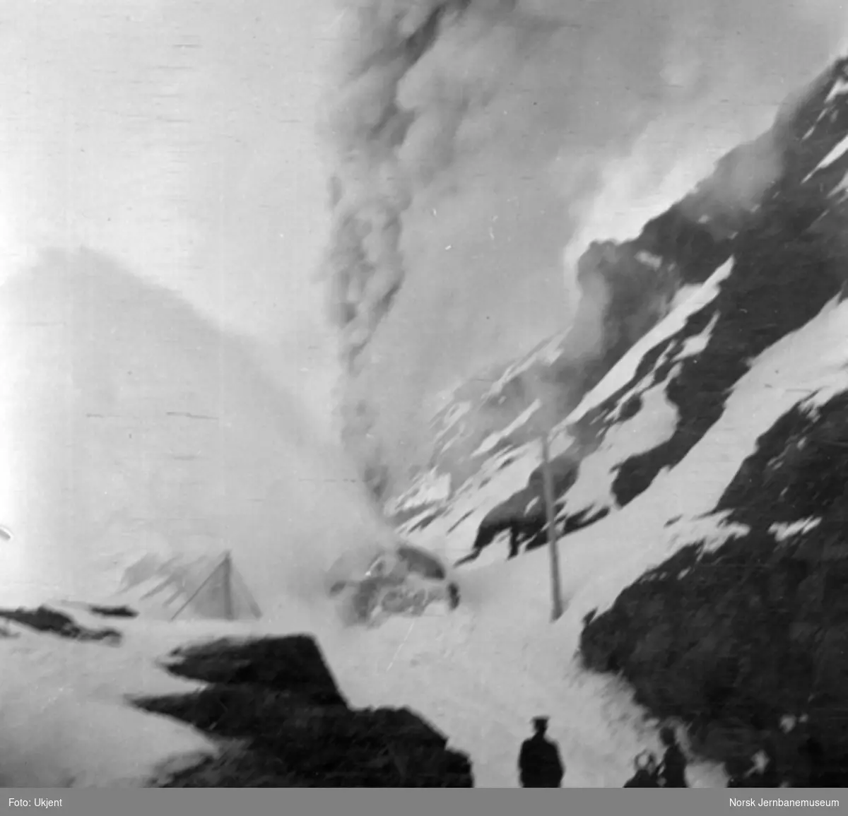 Roterende snøplog, trolig under brøytingen av banen våren 1908