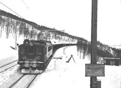 Ofotbanen : Straumsnes stasjon med malmtog trukket av svensk