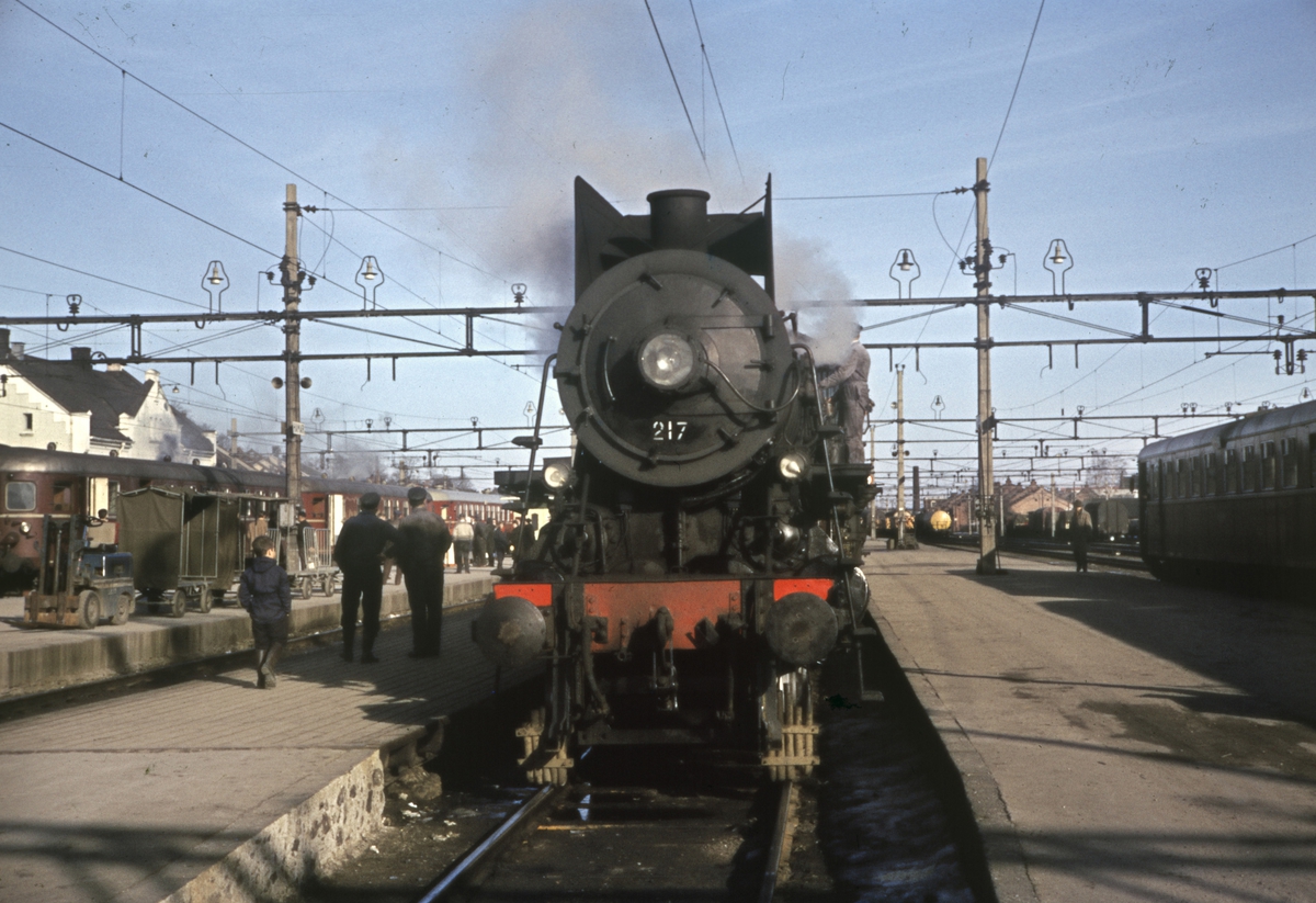 Damplokomotiv type 26a nr. 217 med ekstra påsketog fra Rørosbanen på Hamar stasjon.