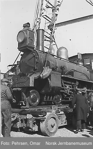 Nytt museum på Martodden: Damplokomotiv nr. 7 løftes ned på lastebilhengeren av NSBs dampdrevne beredskapskran for transporten fra Vinmonopolets spor til Martodden