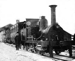 Damplokomotiv nr. 3 foran to personvogner og en godsvogn og 