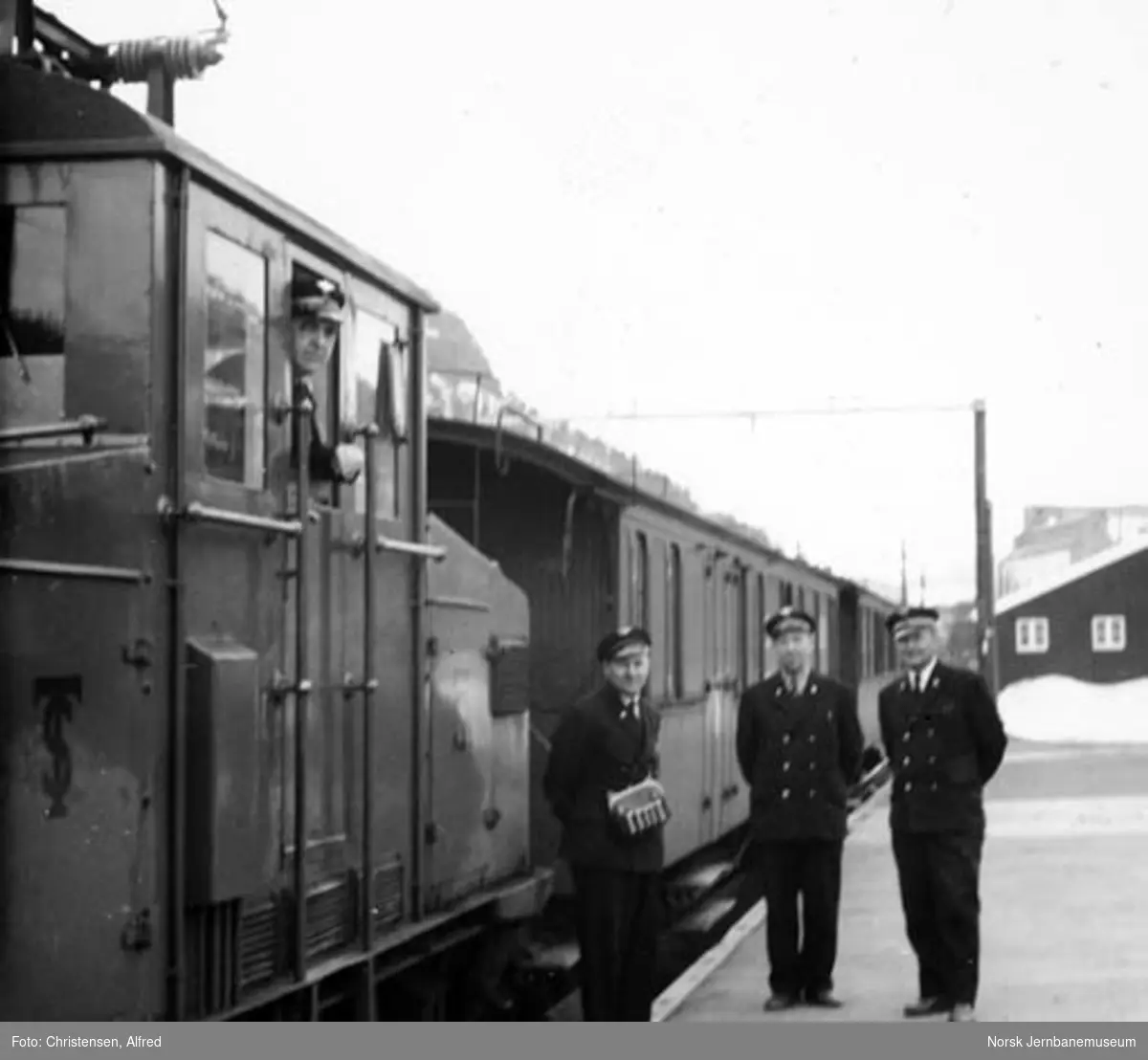Persontog og togbetjening på Løkken stasjon : elektrisk lokomotiv nr. 5