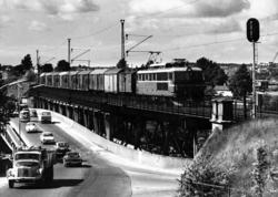 Elektriske lokomotiv El 14 2164 med utenlandsgodstog på brua