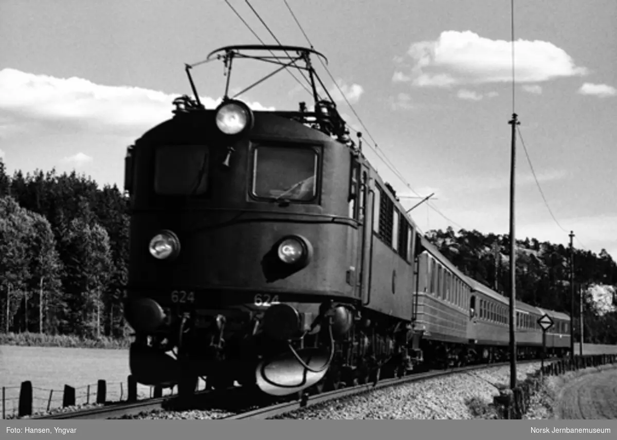 Svensk elektrisk lokomotiv litra F nr. 624 med utenlandstog mot Oslo utenfor Sarpsborg