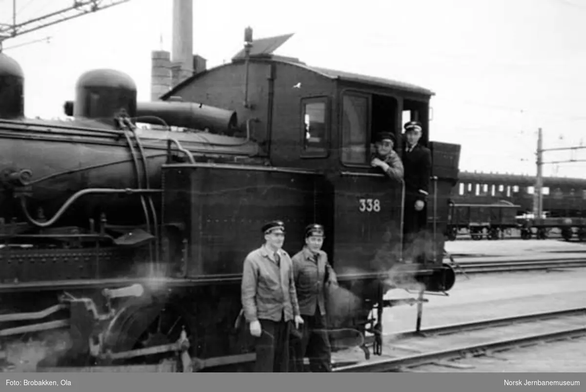 Skiftelaget på Hamar stasjon med damplokomotiv nr. 338