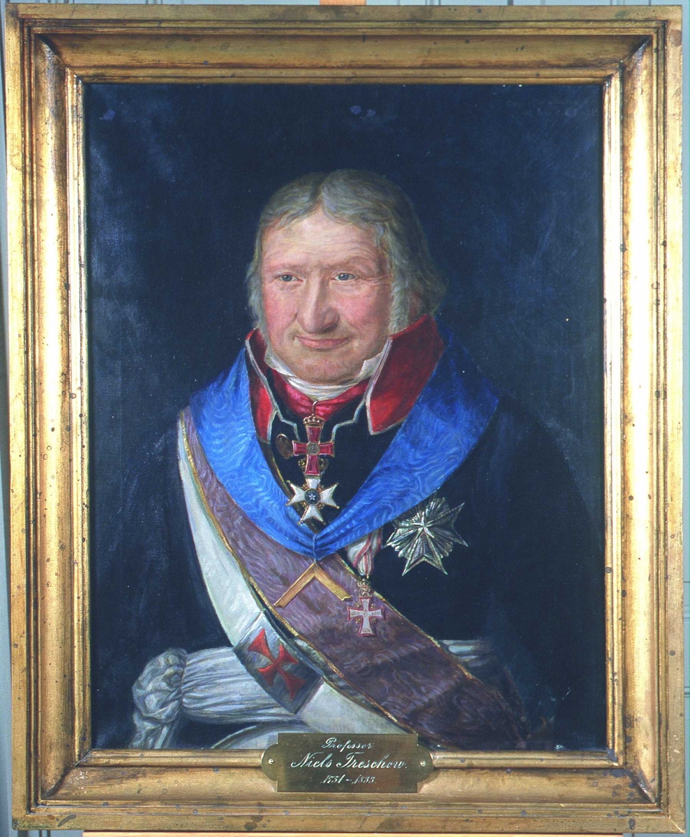 Portrett av Niels Treschow. Grått hår, mørk uniform m/rød krave. Diverse ordner og ordensbånd.