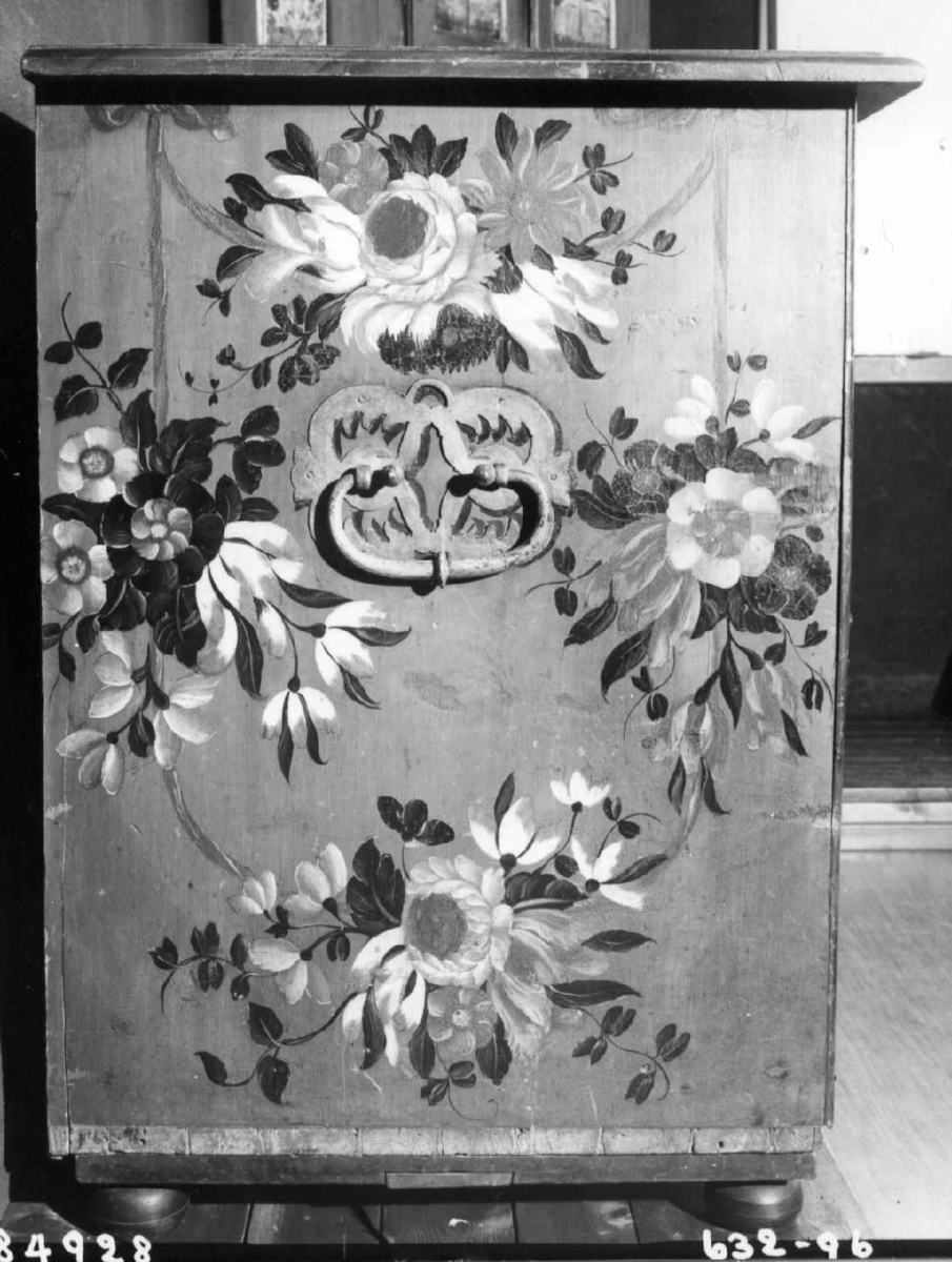 Malt av Peder Aadnes (1739-1792) fra Søndre Land, bygdemaler med noe profesjonell utdanning. Hans stil var rokokko, og som en av 1700-tallets ledende norske malere påvirket han mange bygdemalere på Østlandet.