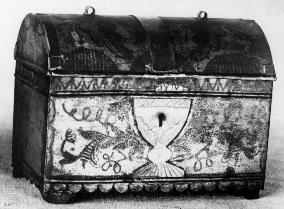 Liten kiste med jernbeslag, mrk. 1650.