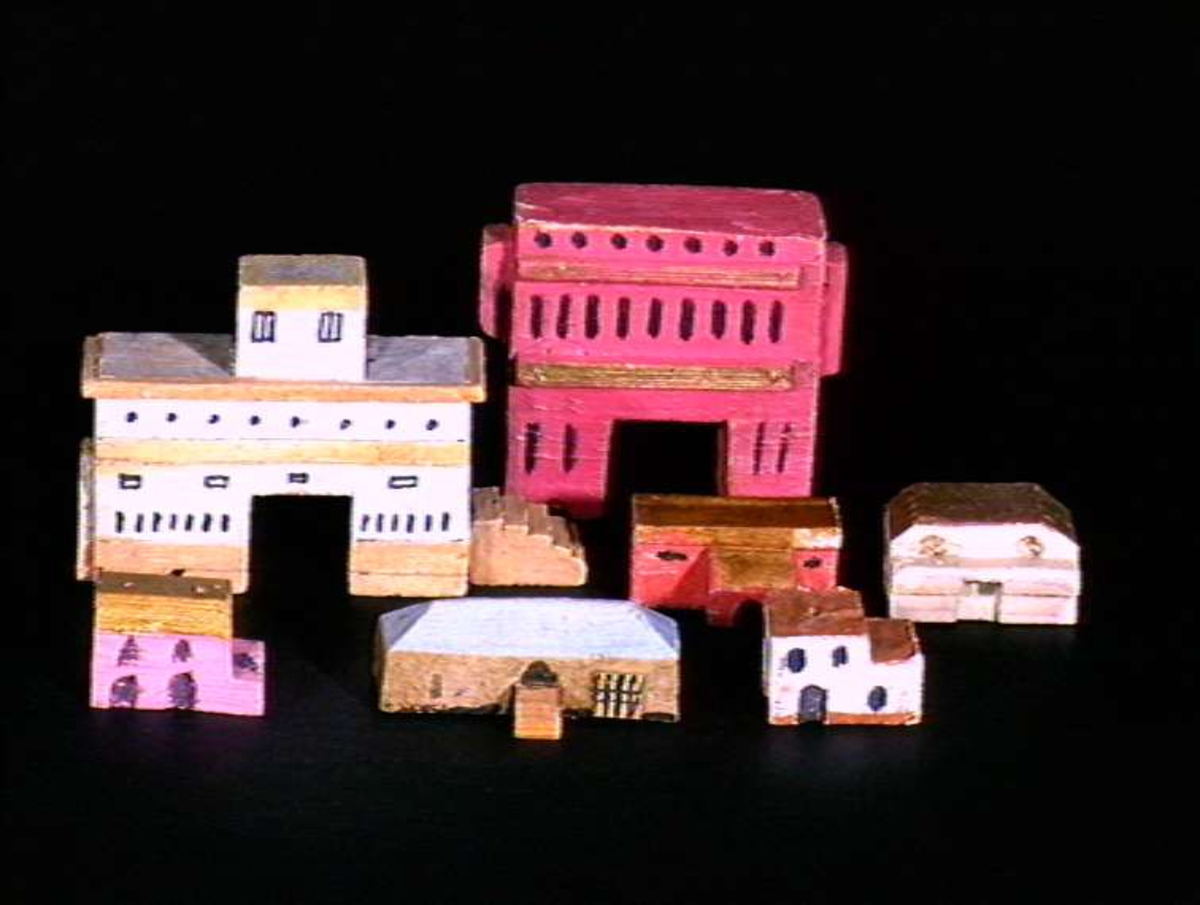 Sett med ca 200 leketøyhus laget av tre i forskjellige former og farger.