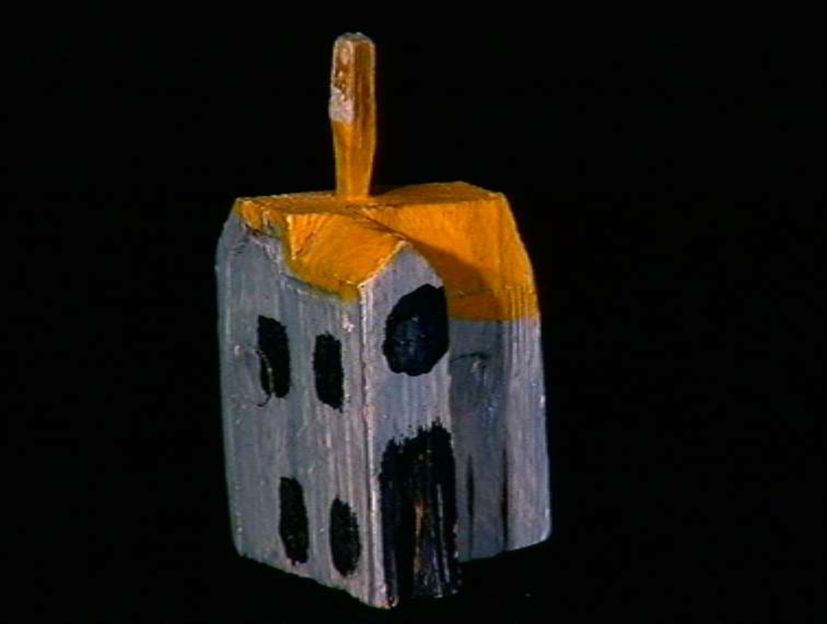 Sett med ca 200 leketøyhus laget av tre i forskjellige former og farger.