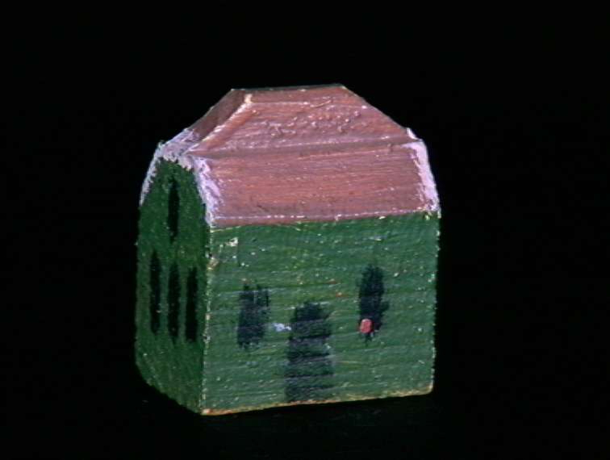 Sett med ca 200 leketøyhus laget av tre i forskjellige former og farger.