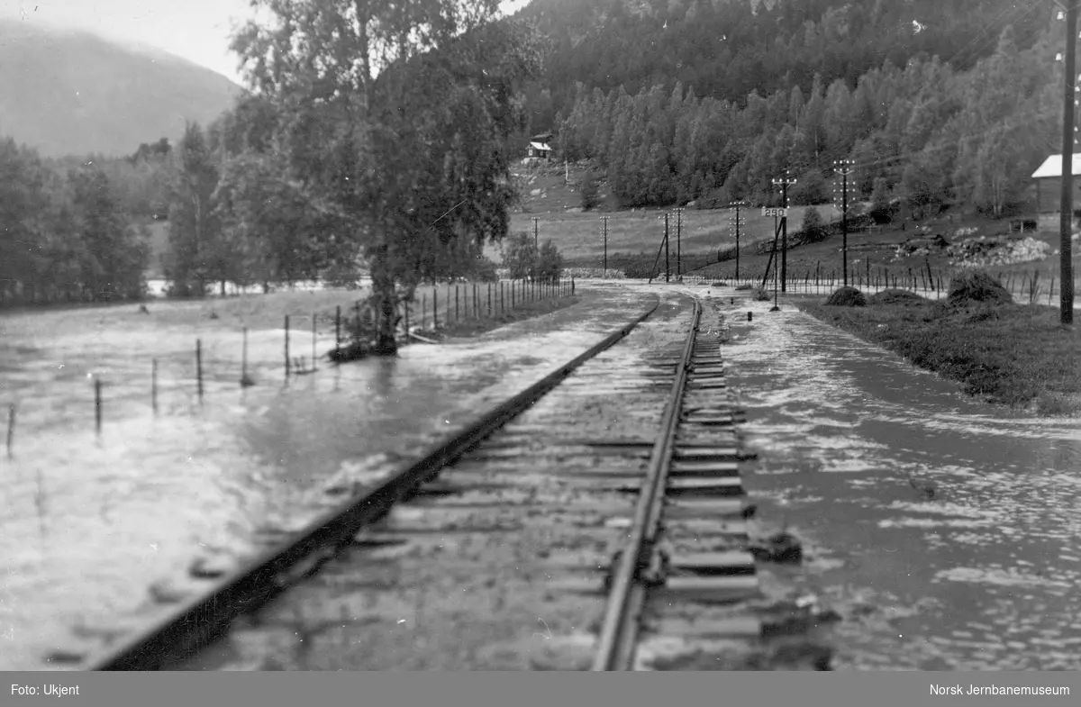 Flommen i 1938 : jernbanelinjen oversvømmet i nærheten av Vinstra