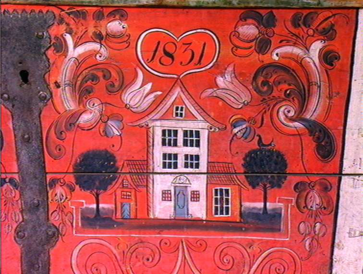 Kiste med buet lokk. Rosemalt lokk og front. På front også malt to hus.