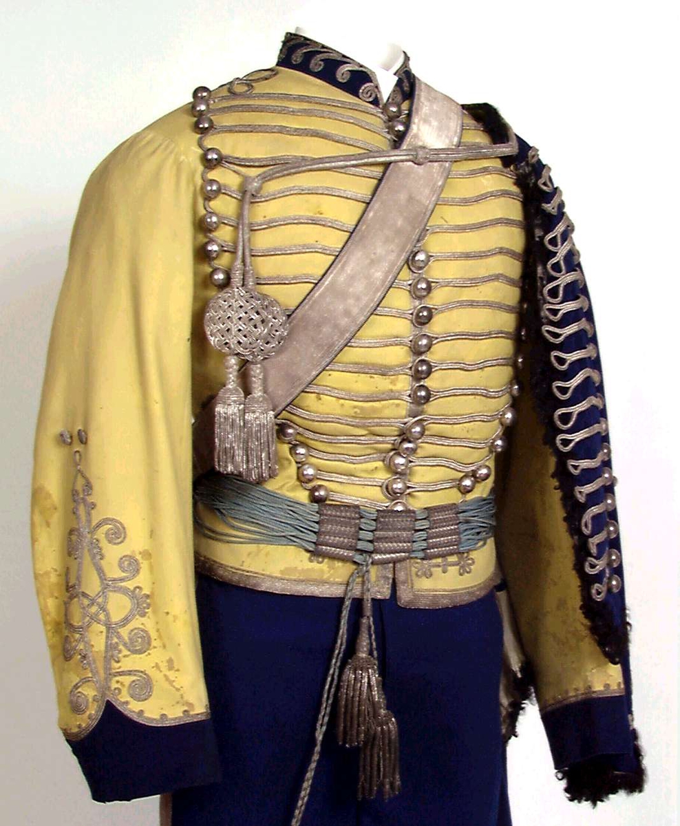 Gul jakke til uniform med dekor av lissebroderi og knapper av sølv.