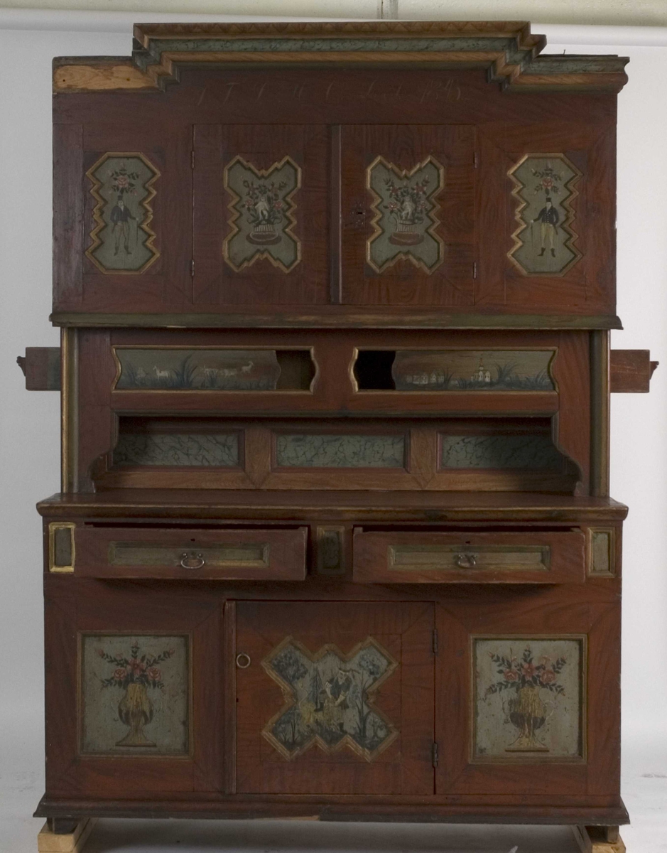 Doble dører oppe, to skyvedører på midten, en dør nede og to skuffer. Malte moriver: to adelsmenn og to blomster med nakne figurer oppi. Samson og løven på nedre skapdør. Marmorering i nisjen. Skyvedørene er dekorert med hester, kuer og geiter samt hus og en kirke.