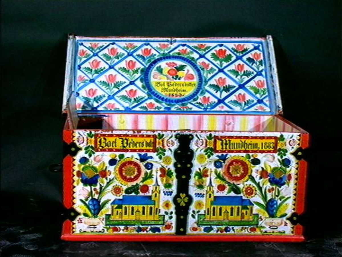 Kiste med løse føtter og nøkkel