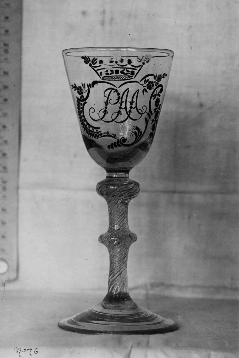 Fra Aadnes-utstillingen på Norsk Folkemuseum 1918. Et vinglass tilhørt Peder Aadnes.