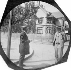 General Nissen med sin sønn Hartvig Nissen i gate foran vill