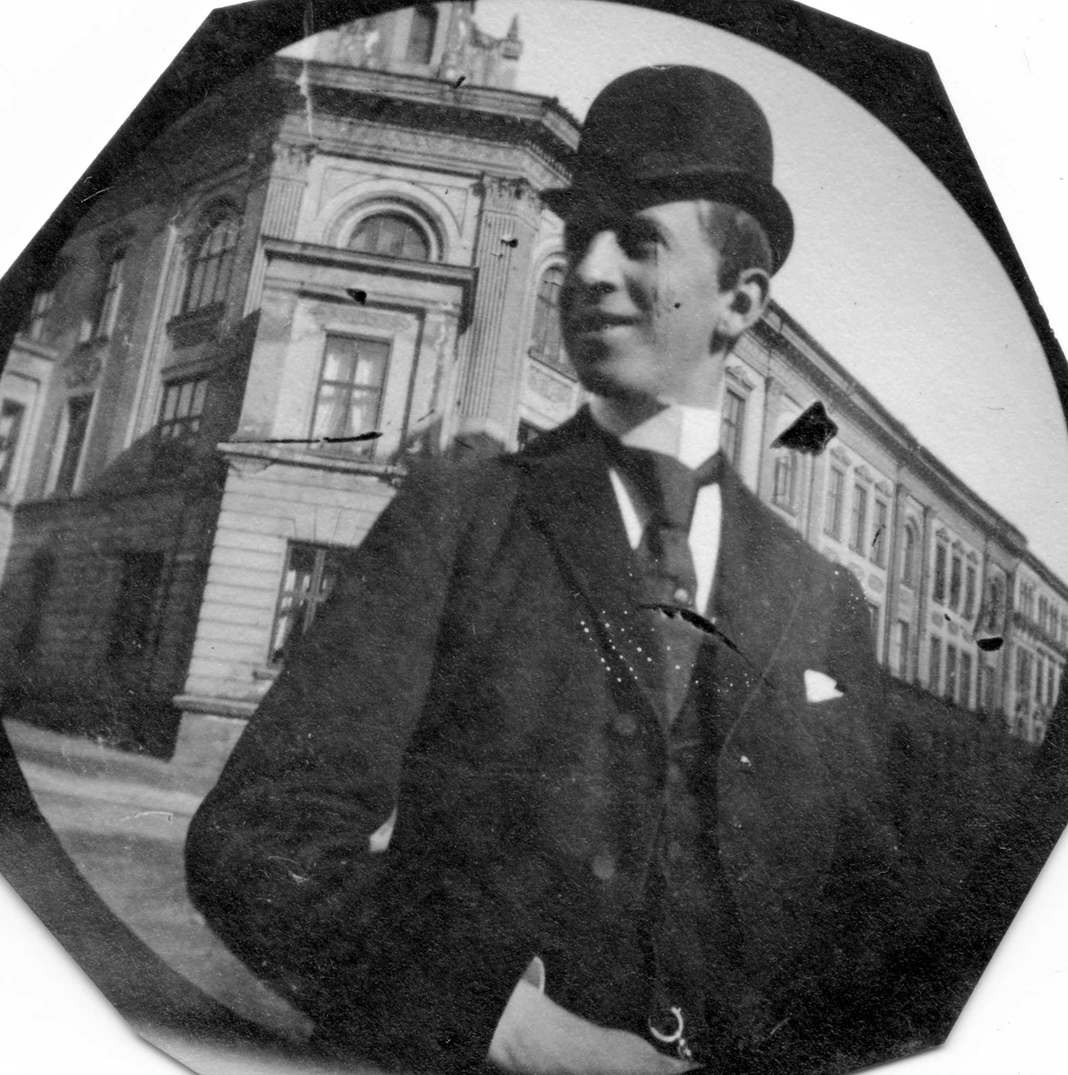 Herman Reimers, senere legasjonssekretær i Paris, på gatehjørne foran bygård, ant. Oslo.
Reimers er fotografert foran Observatoriegata 12 som ligger på hjørnet Observatoriegata / Huidtfeldts gate.