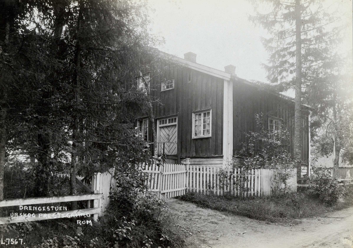 Aurskog prestegård, Aurskog-Høland, Nedre Romerike, Akershus. Drengestua bak hvit port og gjerde.