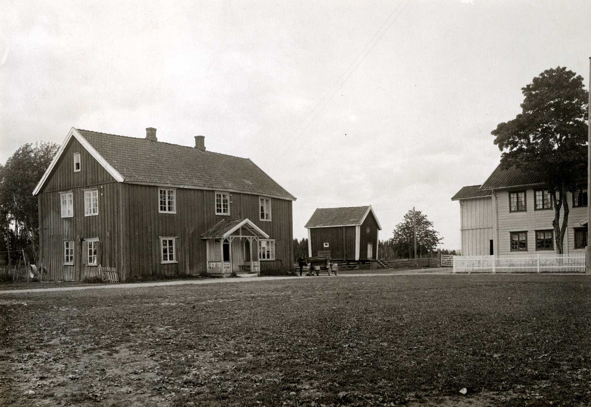 S. Algarheim, Ullensaker, Øvre Romerike, Akershus. Våningshus og gårdstunet med stabbur. Bygget av lensmann Bøhn i 1840 årene