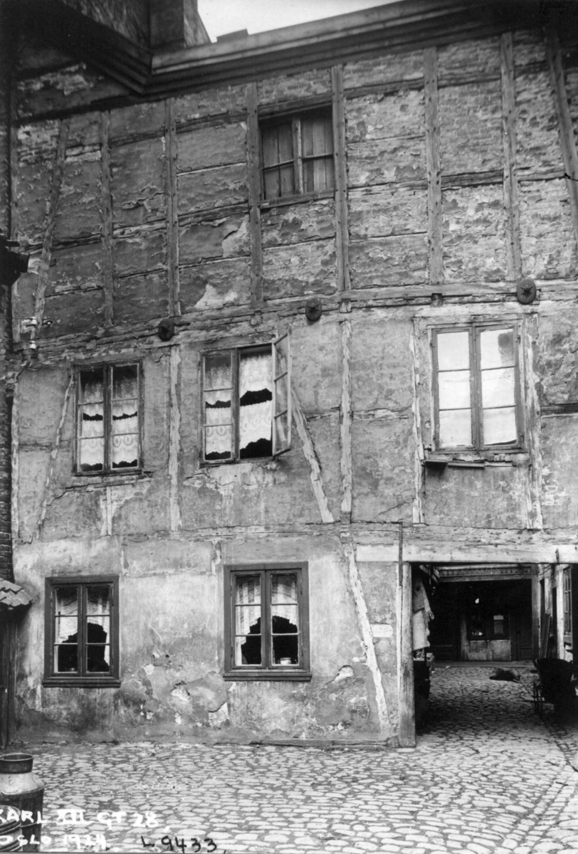 Karl XIIs gate 28, Oslo, 1924. Bakgård med boliger.
