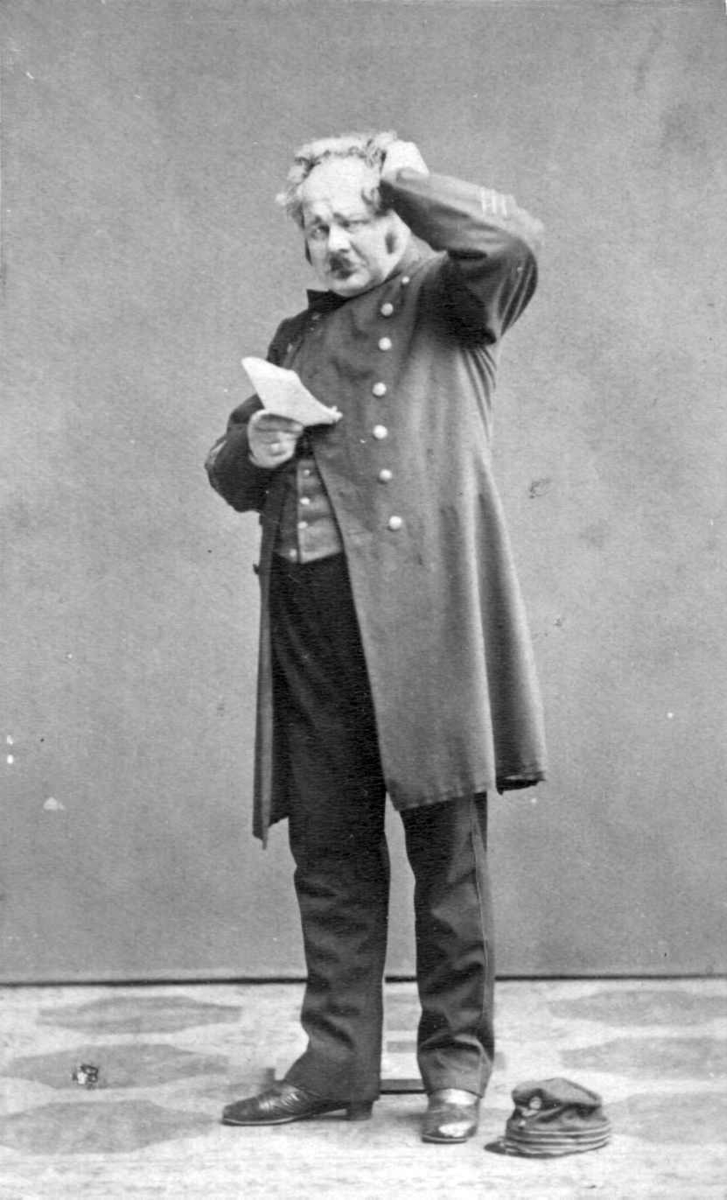 Portrett, skuespiller Johannes Finne Brun i uniformsrolle.