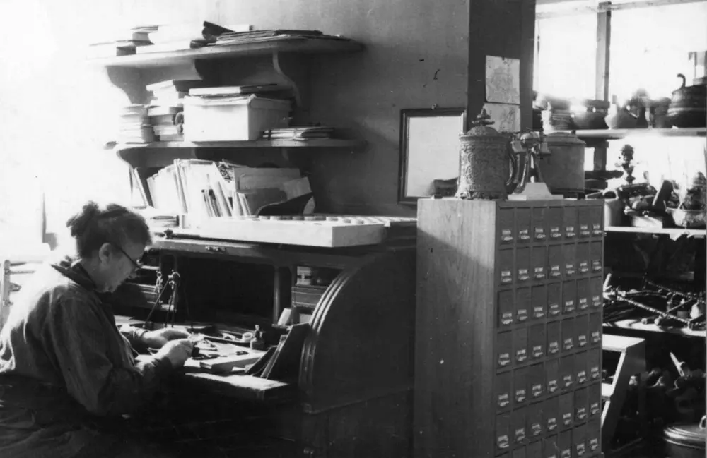 Ansatte Jenny Arnesen i arbeid ved skrivebordet på Norsk Folkemuseum i 1935.