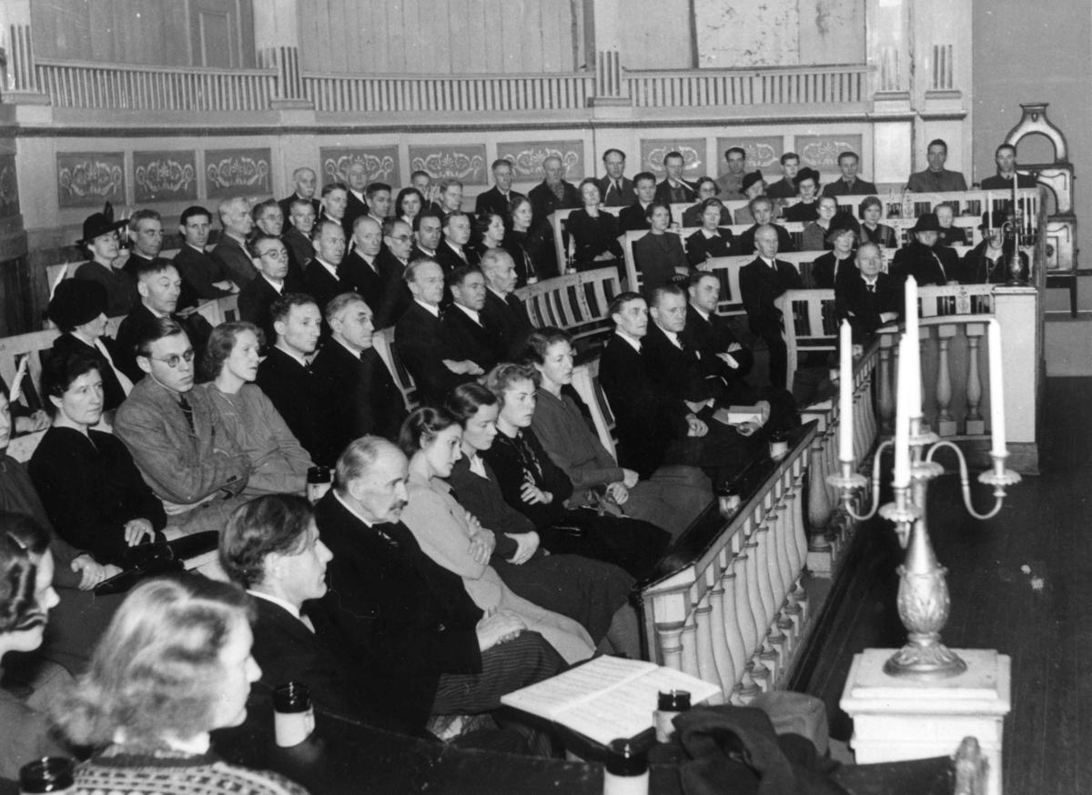Publikum på Norsk Folkemuseums 50-årsjubileum i  den gamle stortingssalen i Bybygningen i desember 1944. Konsert der Waldemar Smith spiller Grieg.