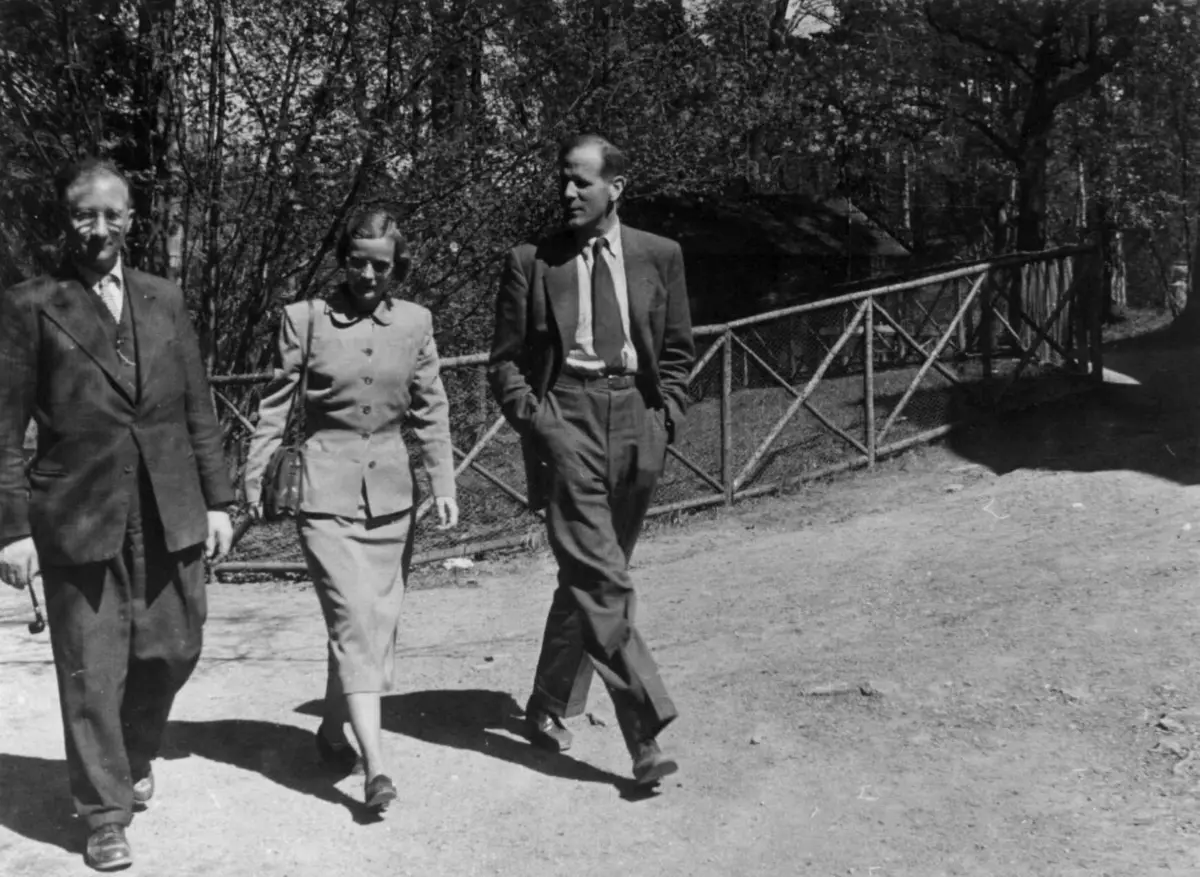 Underbestyrer Hilmar. Stigum, koservator Marta Hoffmann og direktør Kjellberg  ute i Friluftsmuseet  i 1951.