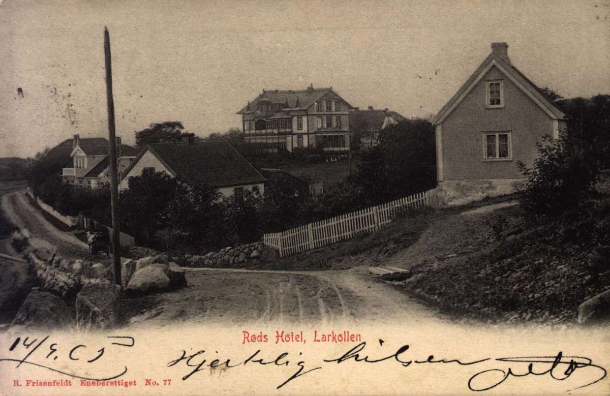 Postkort. Småhus ligger langs en veien, Røeds hotel ligger i bakgrunn. Stemplet 15.09.1905
