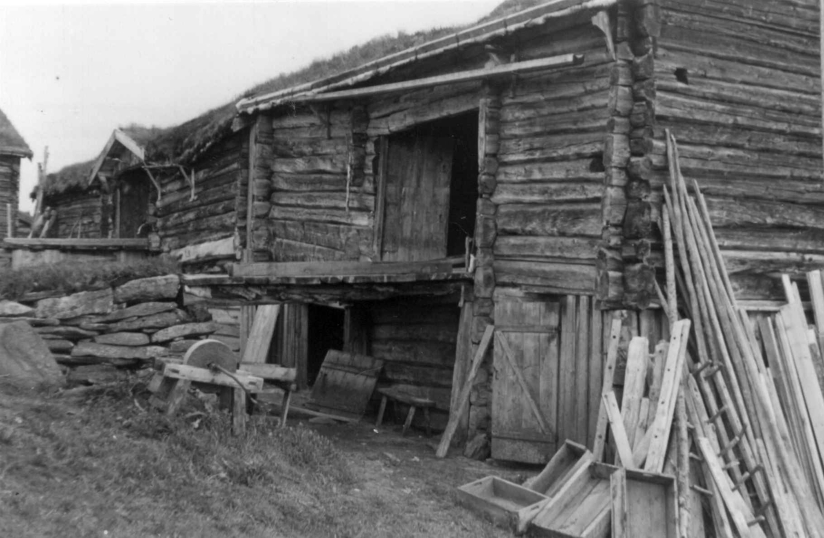 Stensås, Soknedal, Midtre Gauldal, Sør-Trøndelag. Låve. Foto: Arne Berg, juni 1952.