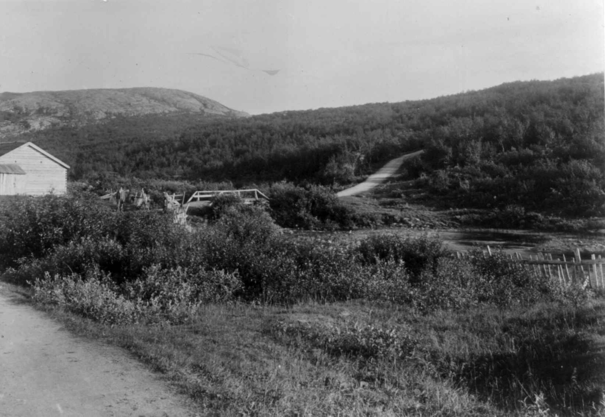 Oversiktsbilde over Kirkenes, Sør-Varanger, Finnmark, veiparti med bro, 1890-årene. 