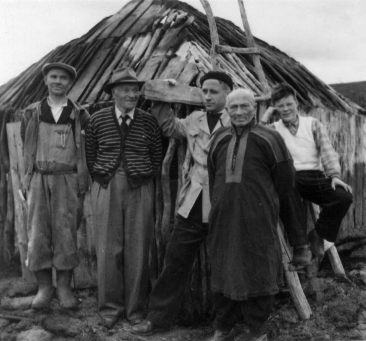 Laitinen, Lilleeng, Nesheim, Roska og Josef Siri Ekgren som står foran en gamme ved Siribakken i 1952.
