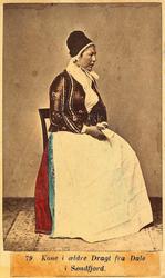 79. Kone, ældre Dragt, fra Jølster, Søndfjord.