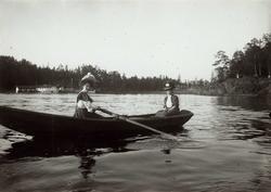 Oslo. Ved Bygdøy Sjøbad 1908. To kvinner i  en pram.
Med hat