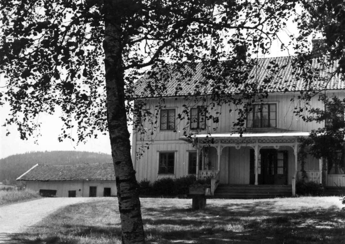 Haugrim, Aurskog, Akershus 1954. Forpakterboligen, fasaden og gårdsplassen.
Fra dr. Eivind S. Engelstads storgårdsundersøkelser 1954.