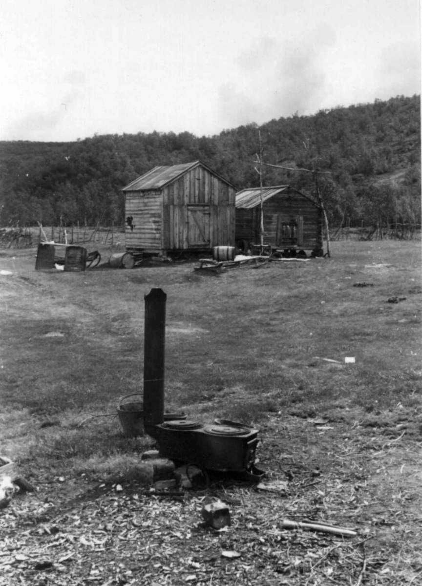 To stabbur, en kokeplass med ovn i forgrunnen. Jørgen P. Buljos gård, Mieronjavve 1953.