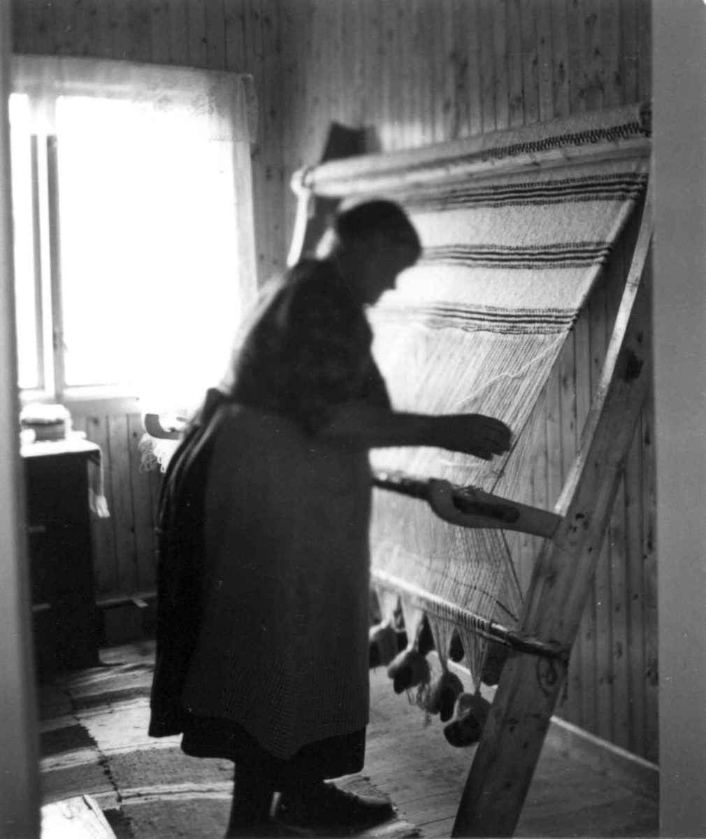 Greneveving (20). Anne Hansen vever et greneteppe. Manndalen 1955.