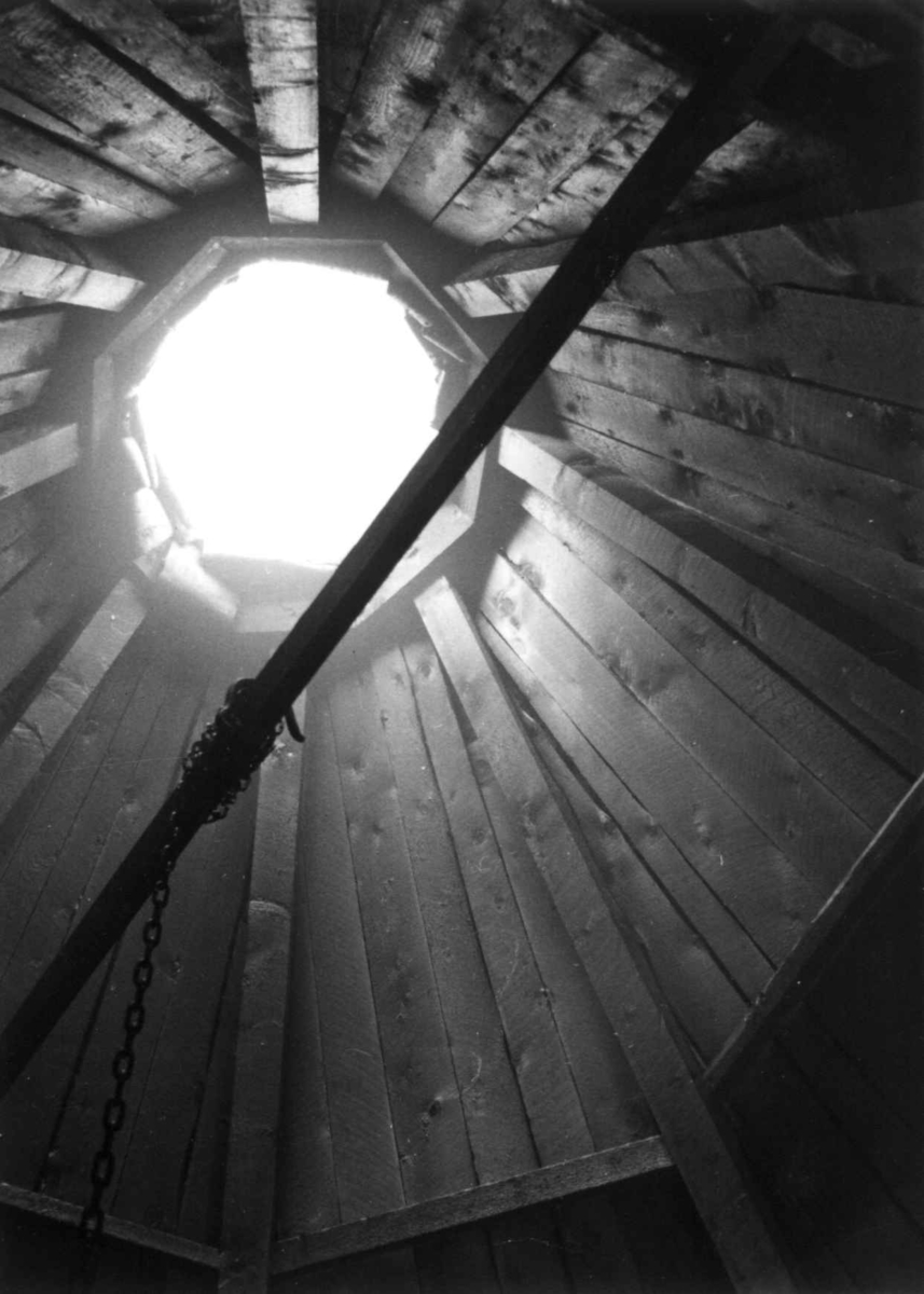 Oskar Jåmas sommergamme, fotografert innvendig opp mot åpningen i taket. Namsvatnet, 1956.
