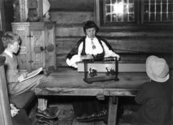 Ragna Brenno Frydenberg spiller langleik for barn. Dansedukk