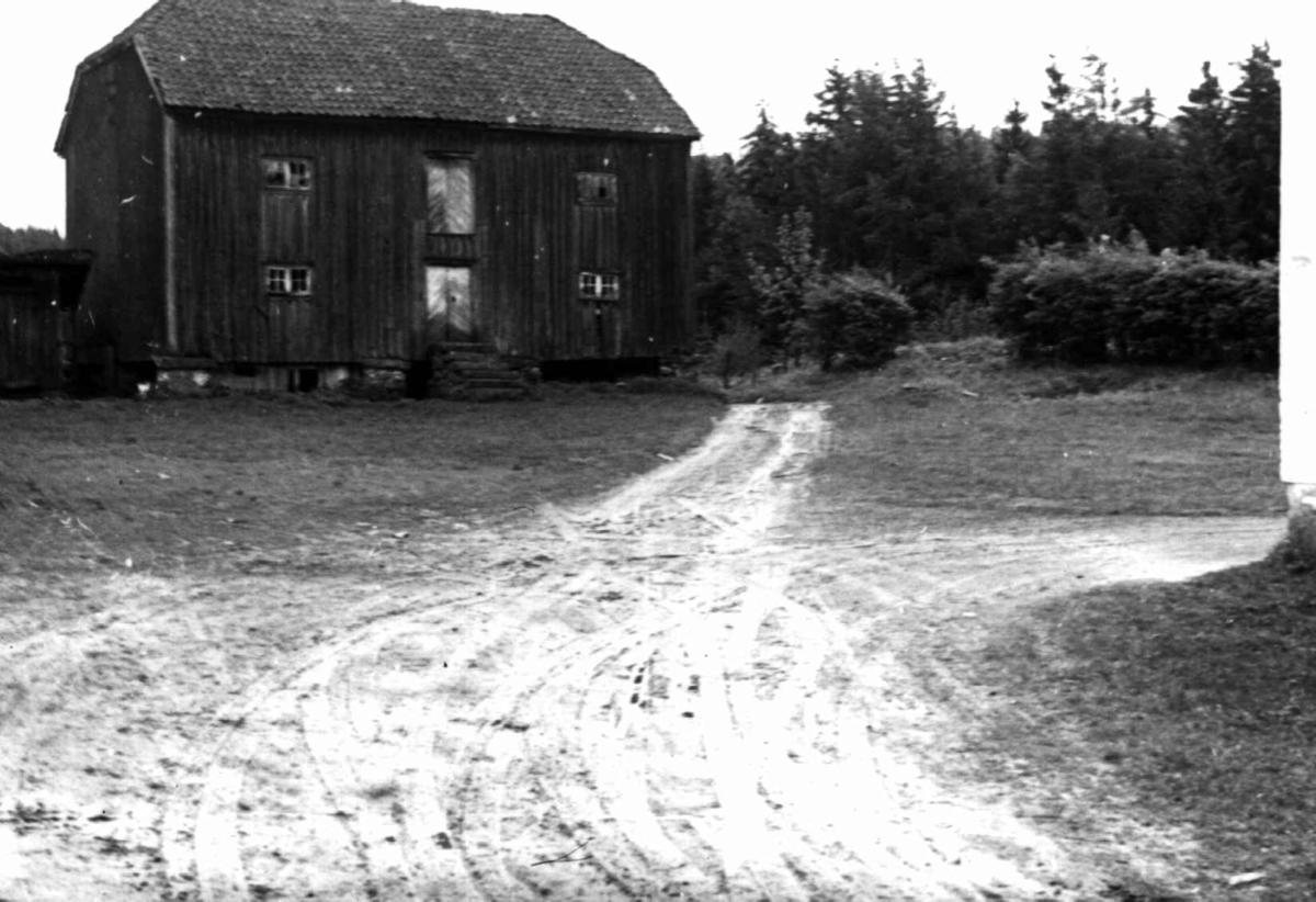 Vevlen gård, Idd, Halden. Fra Storgårdsundersøkelsene ved dr. philos. Eivind S. Engelstad 1949-50.

Fra dr. Eivind S. Engelstads storgårdsundersøkelser 1954.