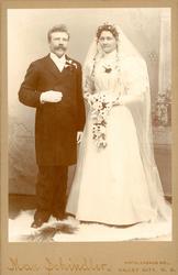 Kabinettfotografi. Norsk-amerikanere. Brudepar i fotografens