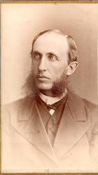 Visittkort. Norsk-amerikanere. Mann i fotografens studio.