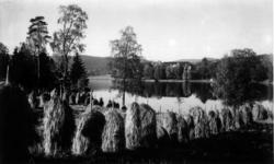 Bogstad gård ca. 1923. Bogstadvannet. Hovedbygningen med par
