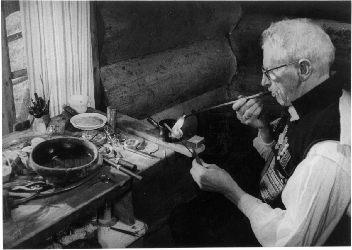 Laging av sølje, Hylestad, Valle, Aust-Agder, 1959.  Sølvsmed Knut Helle i arbeid med blåserør og lodding